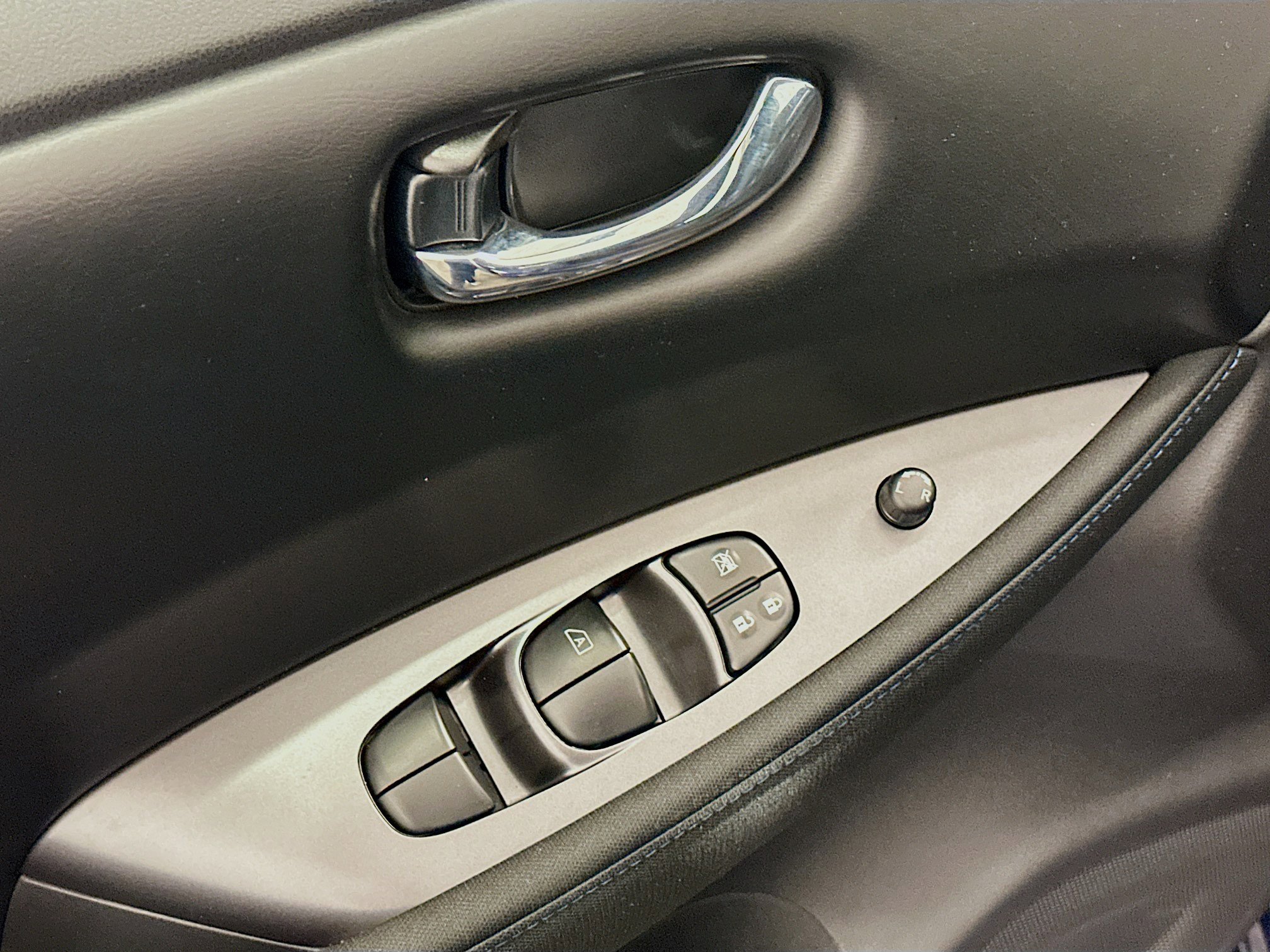 Used 2025 Nissan Leaf S image 15