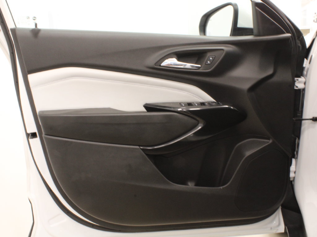 Used 2025 Chevrolet Trax LT w/ Driver Confidence Package FWD image 14