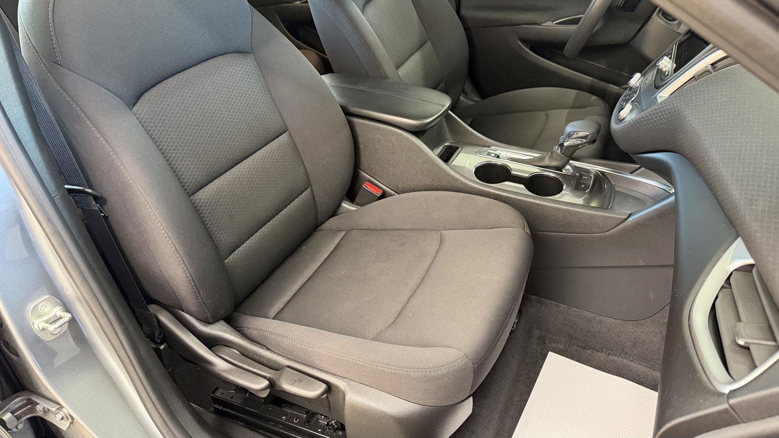 Used 2024 Chevrolet Malibu LT image 30