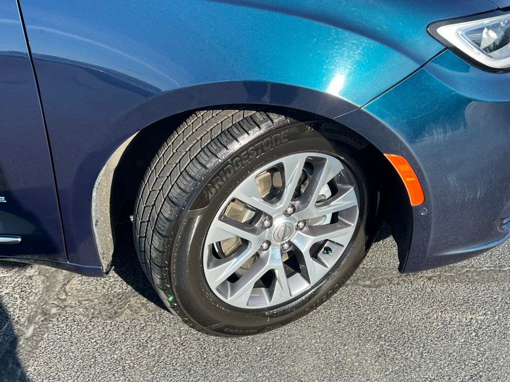 Used 2023 Chrysler Pacifica Pinnacle FWD image 2