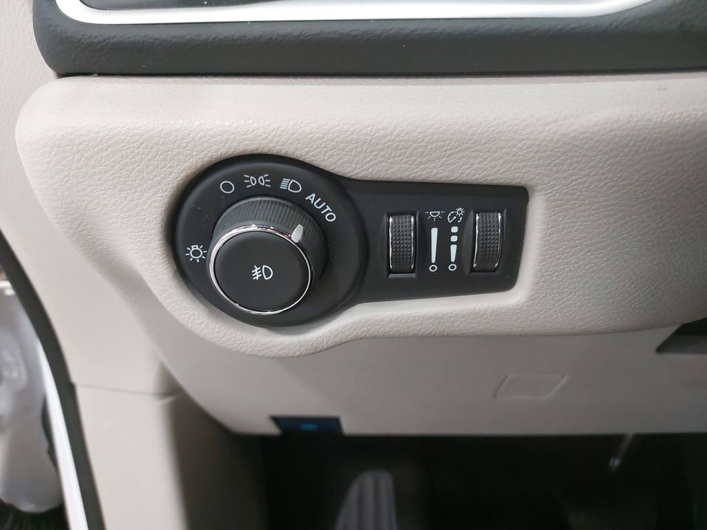 Used 2024 Chrysler Pacifica Touring-L FWD image 25