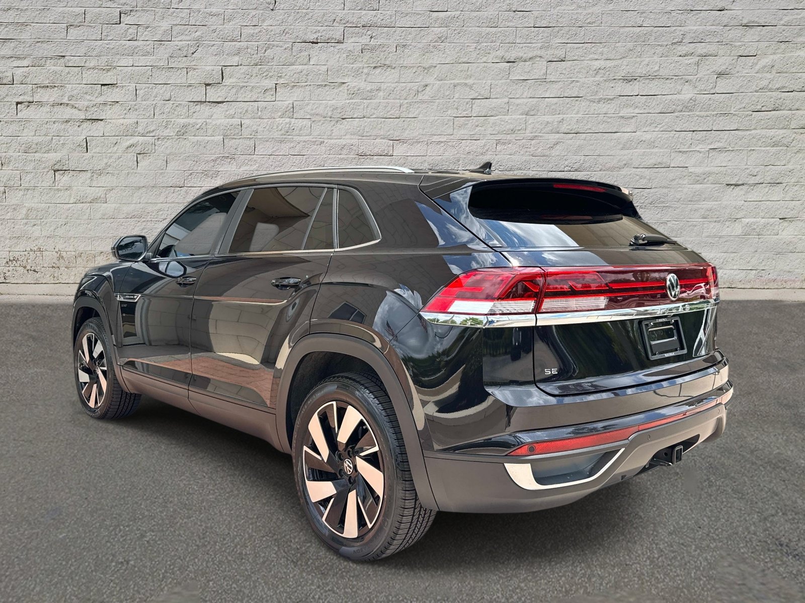 Used 2024 Volkswagen Atlas Cross Sport SE AWD/4WD image 3