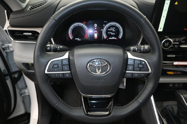 Used 2026 Toyota Highlander Limited AWD/4WD image 5