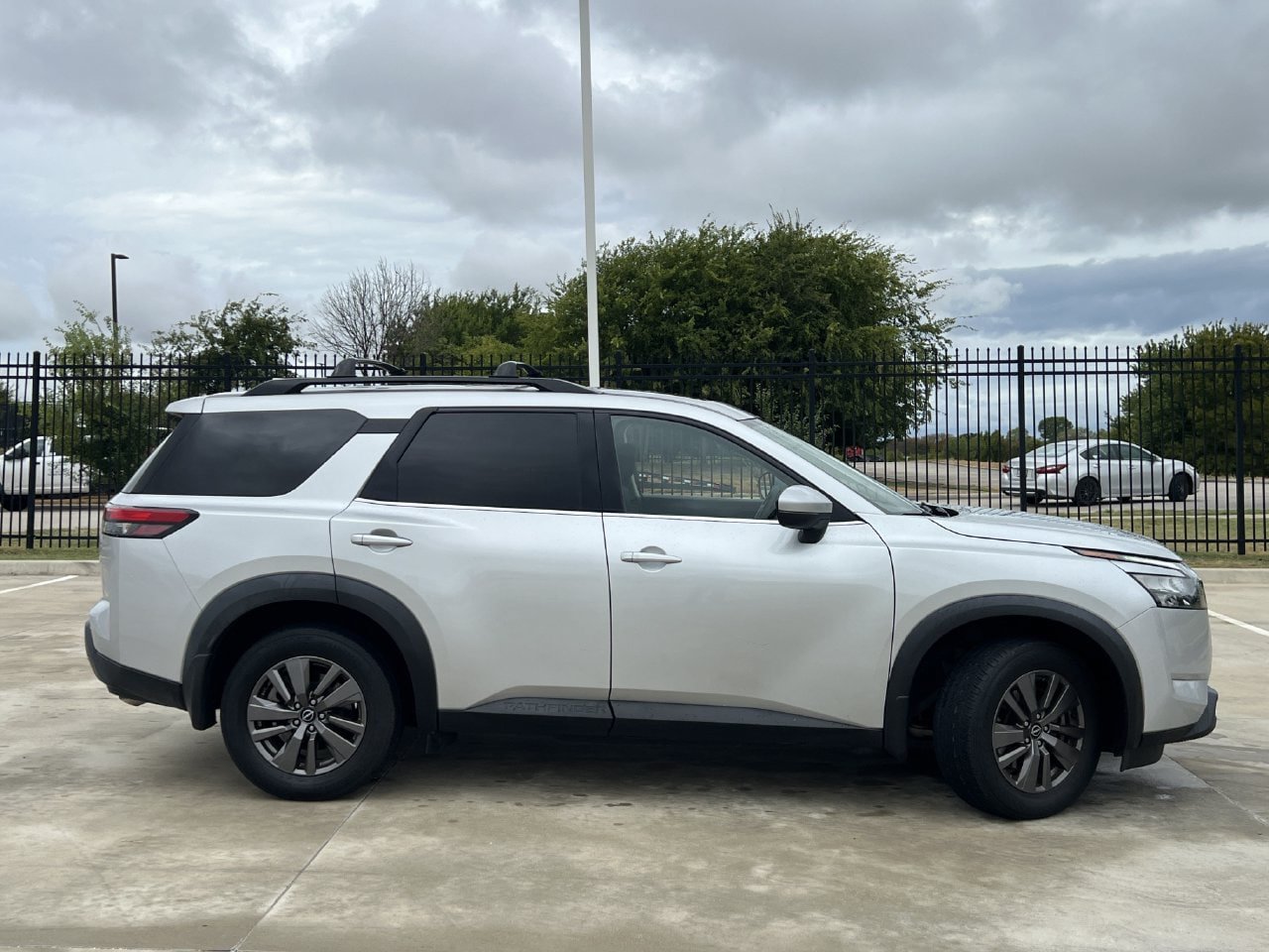 Used 2023 Nissan Pathfinder SV w/ SV Premium Package AWD/4WD image 3