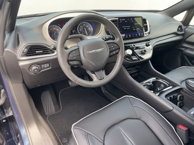Used 2023 Chrysler Pacifica Limited w/ Uconnect Theater Family Group AWD/4WD image 17