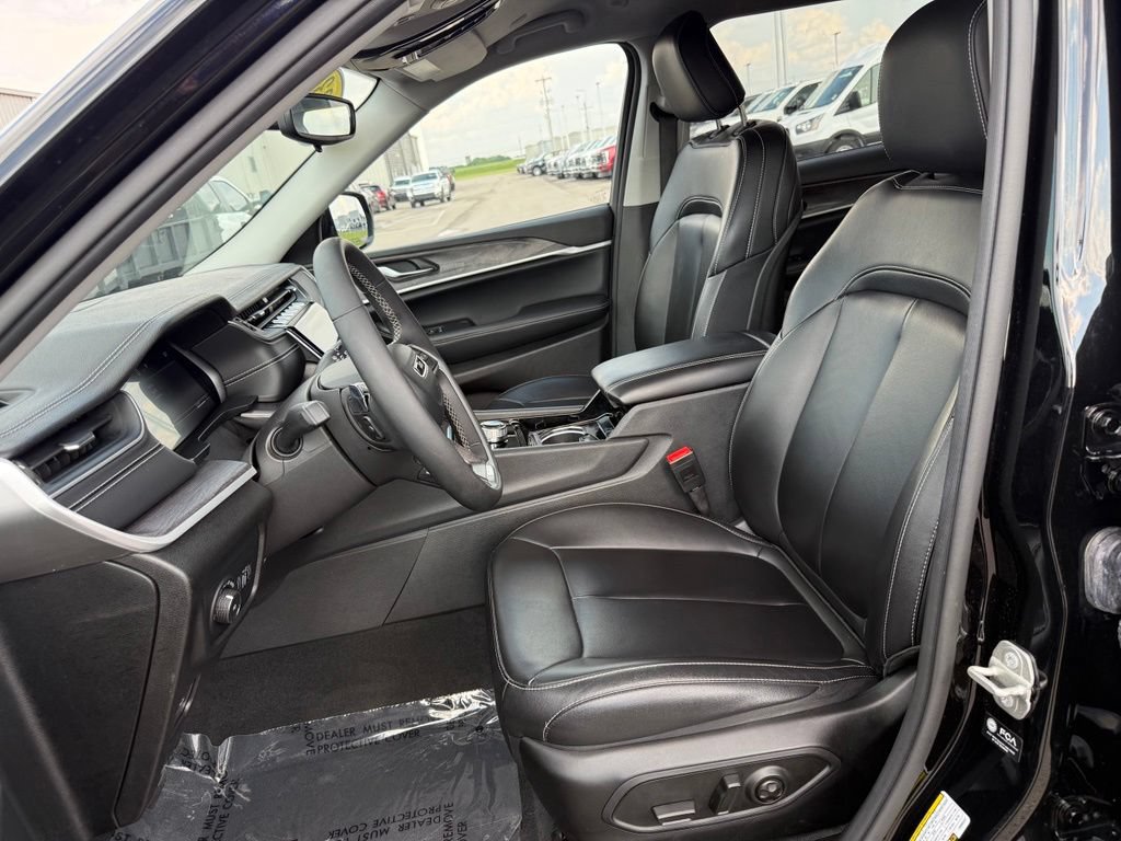Used 2023 Jeep Grand Cherokee L Limited AWD/4WD image 5