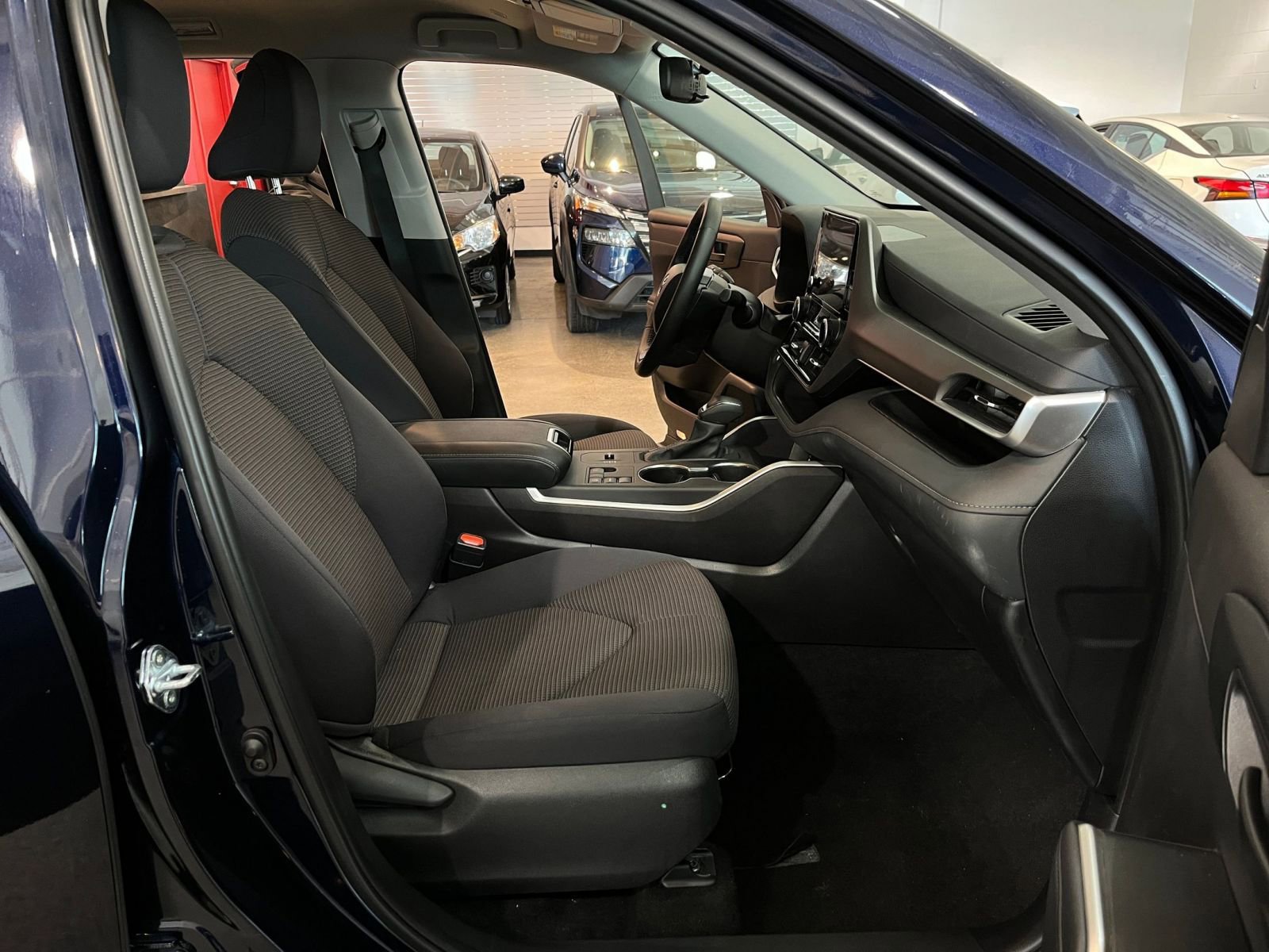 Used 2025 Toyota Highlander LE FWD image 38