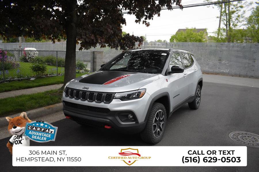 Used 2025 Jeep Compass Trailhawk AWD/4WD image 2