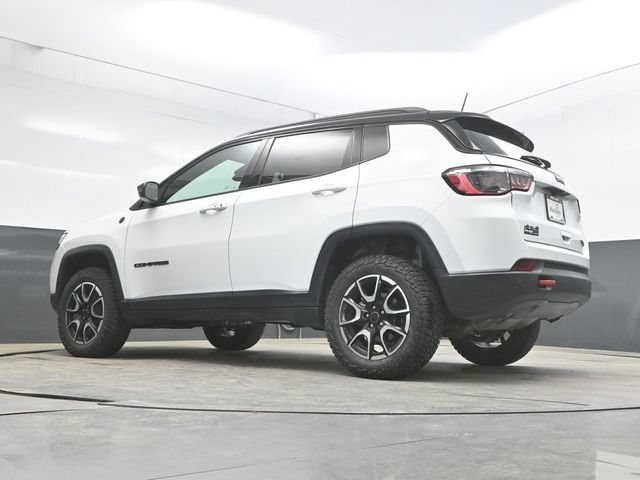 Used 2025 Jeep Compass Trailhawk AWD/4WD image 30