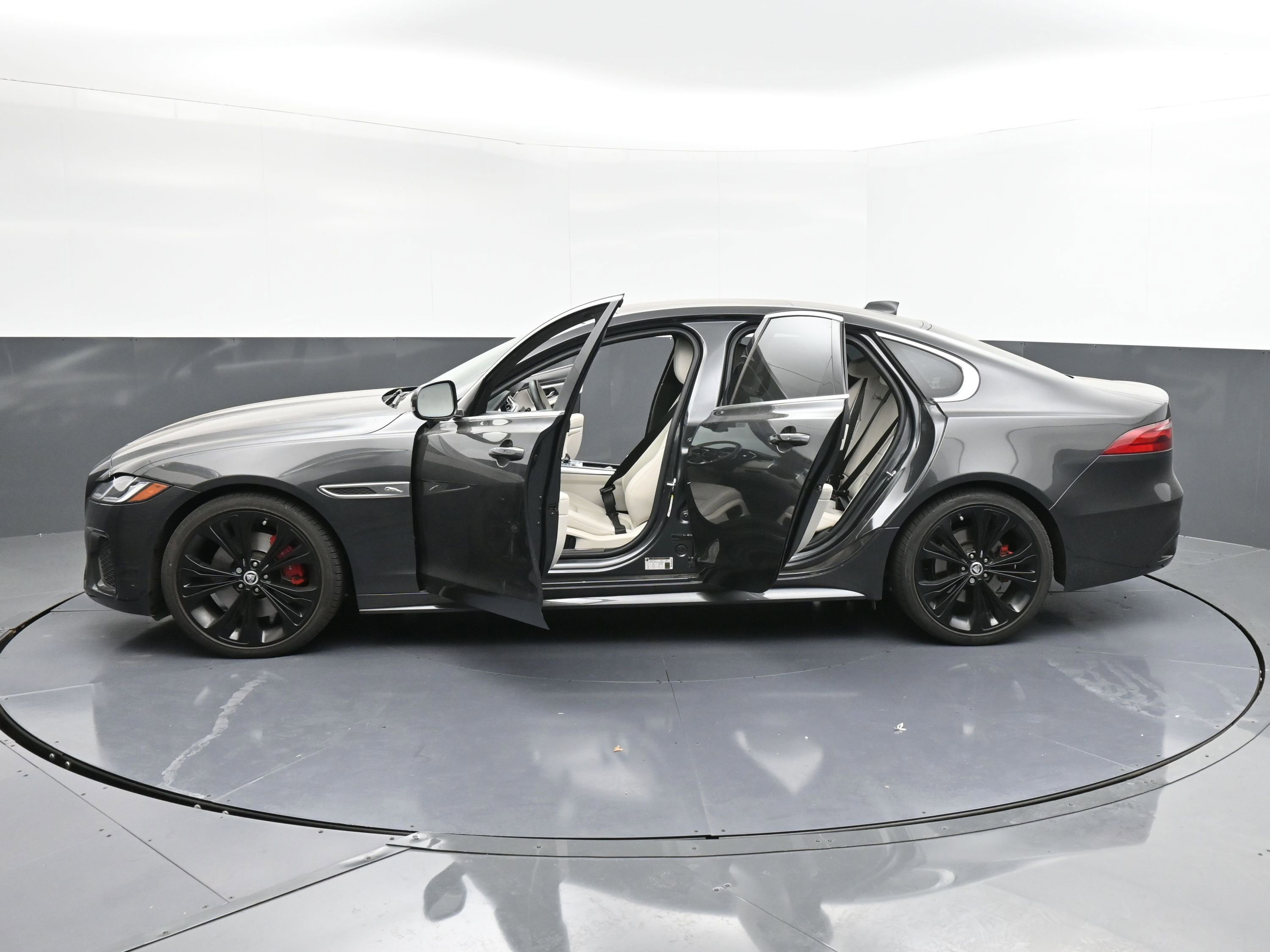 Used 2024 Jaguar XF R-Dynamic SE image 37