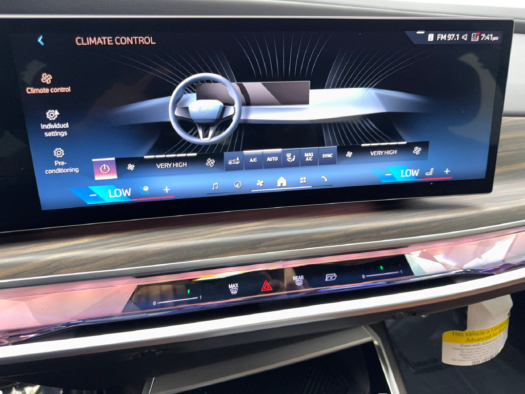 Used 2024 BMW i7 xDrive60 w/ Executive Package AWD/4WD image 63