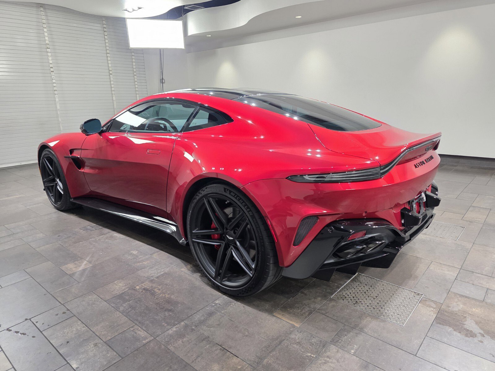 Used 2025 Aston Martin V8 Vantage Coupe image 2