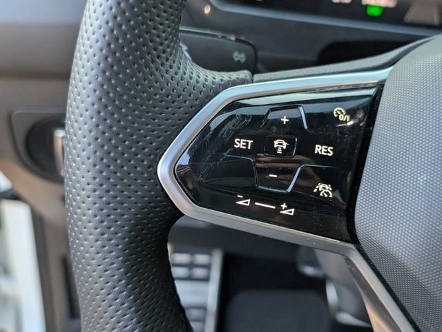 Used 2022 Volkswagen Tiguan SE R-Line image 32