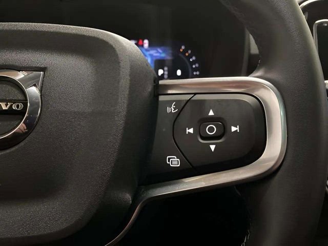 Used 2025 Volvo XC40 B5 Plus image 35