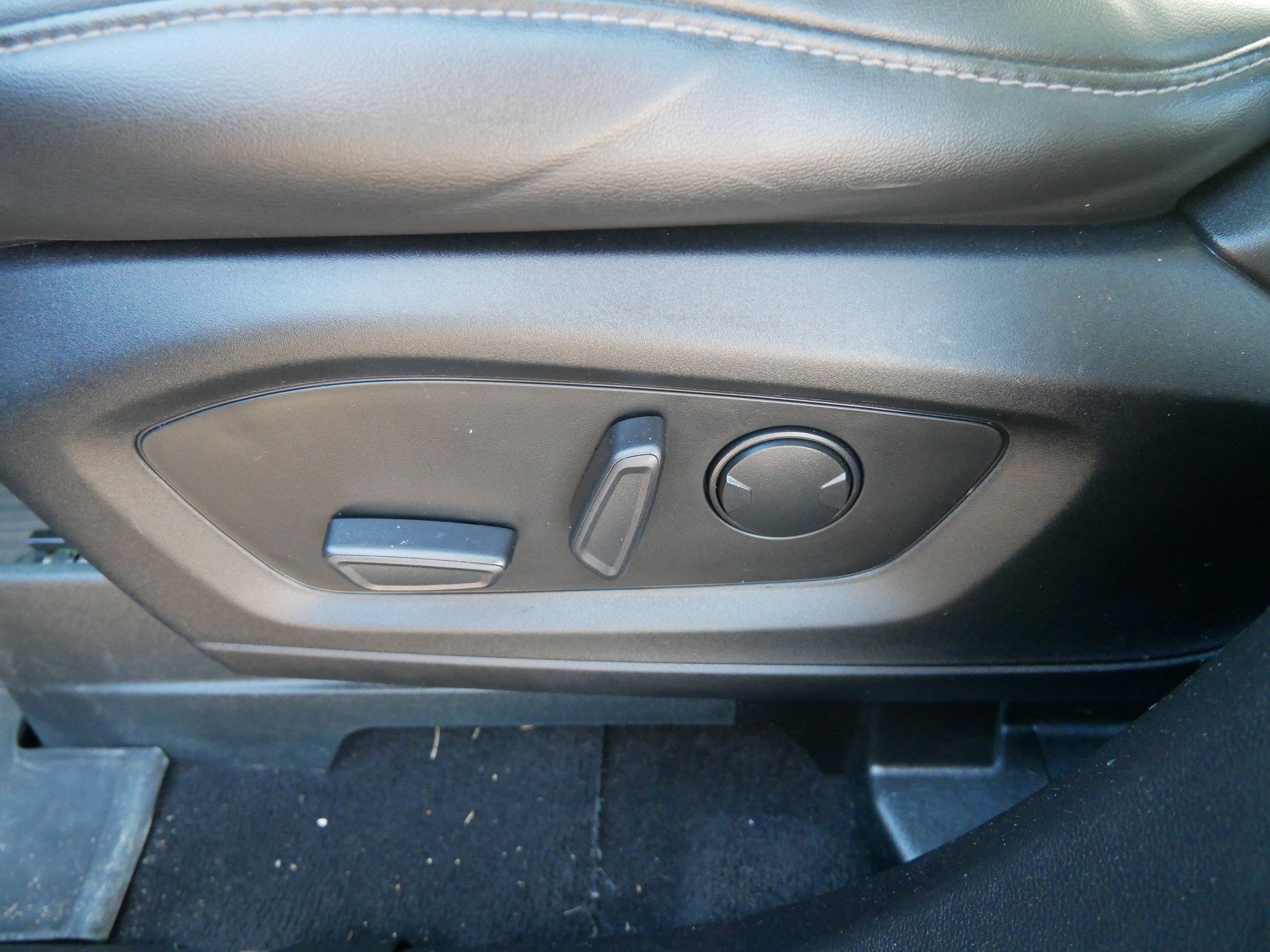 Certified 2022 Ford Explorer XLT w/ Equipment Group 202A image 19