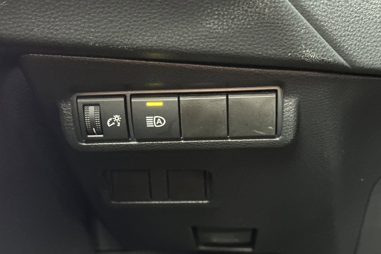 Used 2024 Toyota Corolla Cross XLE image 30