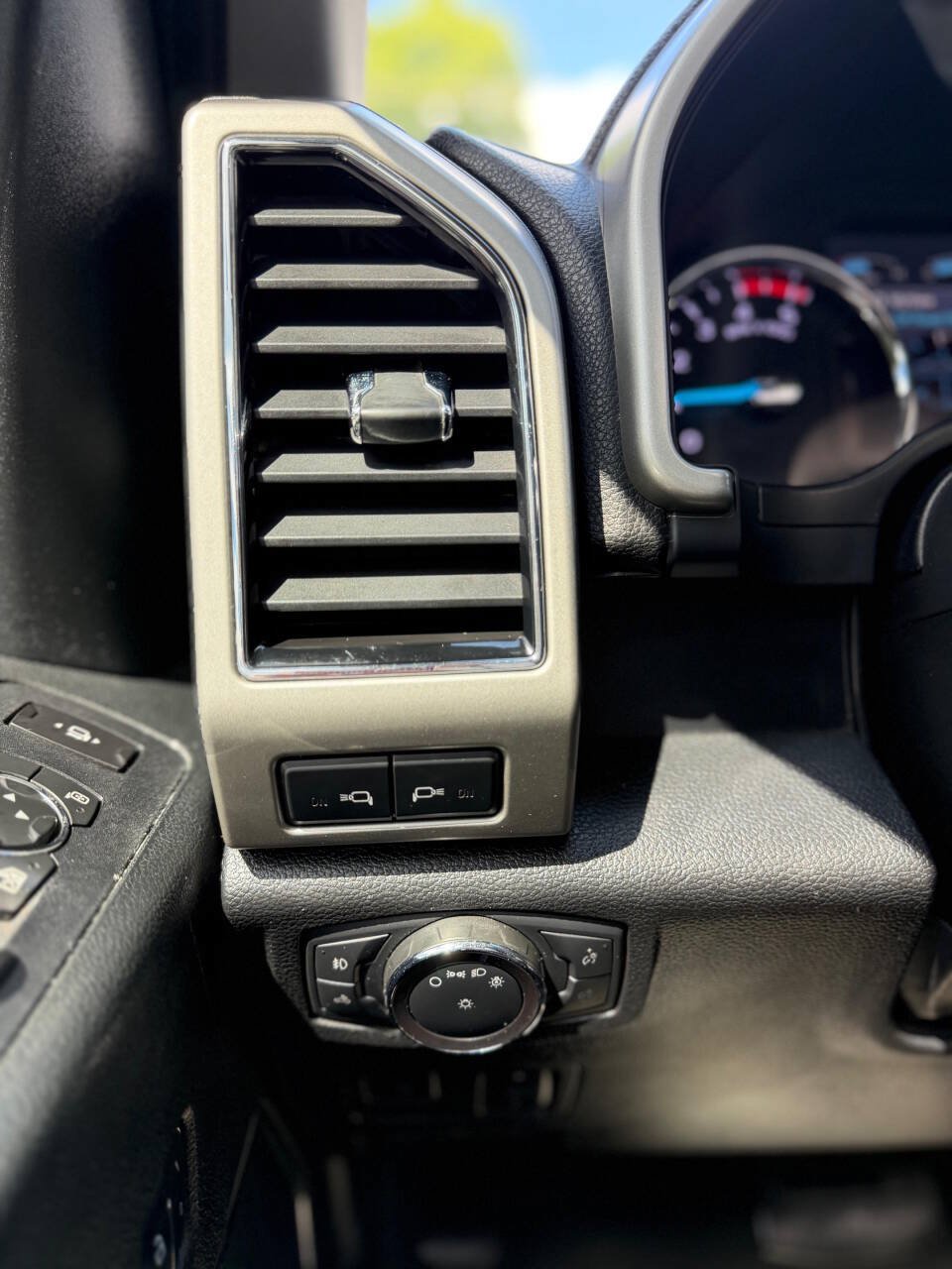 Used 2019 Ford F250 Lariat w/ Lariat Ultimate Package AWD/4WD image 25