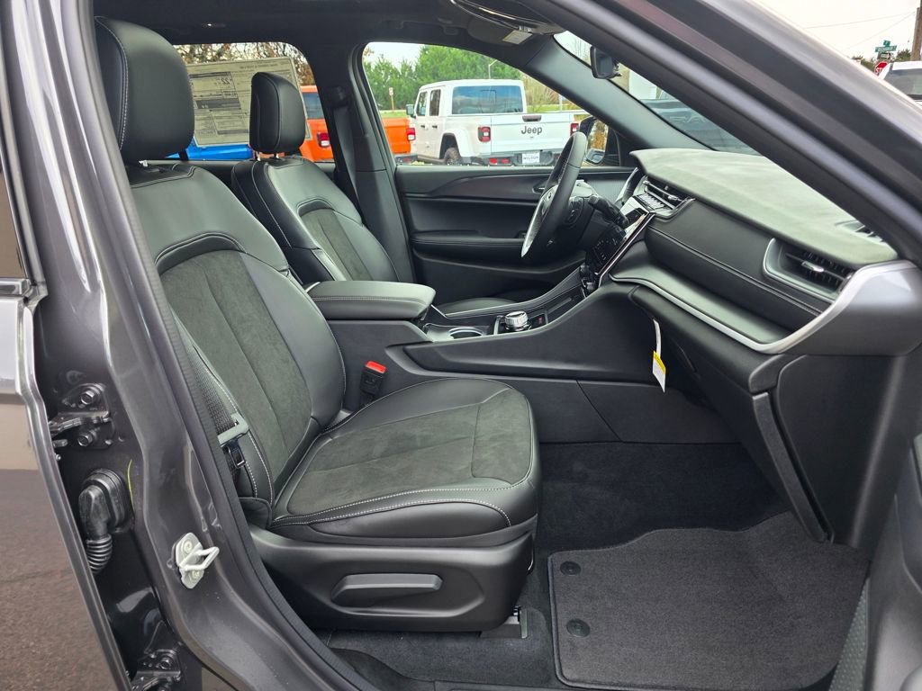 New 2025 Jeep Grand Cherokee Altitude AWD/4WD image 29