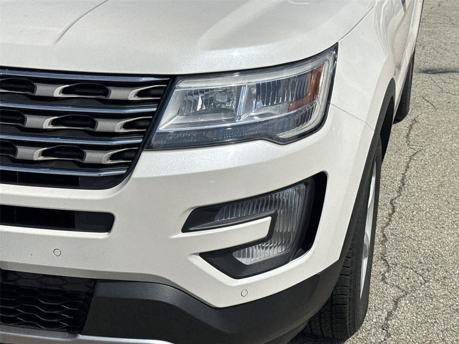 Used 2016 Ford Explorer XLT w/ Equipment Group 202A AWD/4WD image 9
