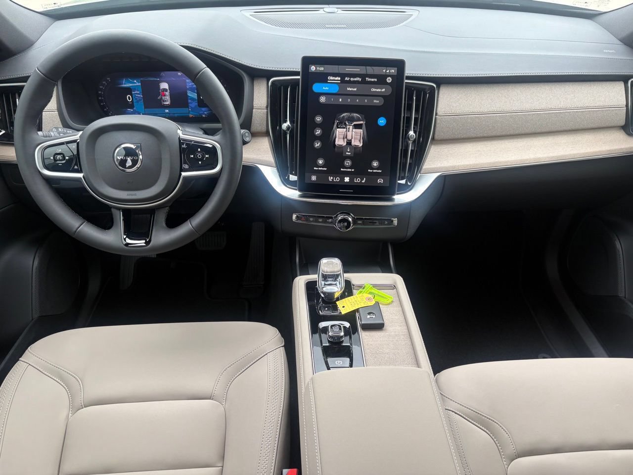 New 2026 Volvo XC90 B5 Plus w/ Protection Package Premier AWD/4WD image 11
