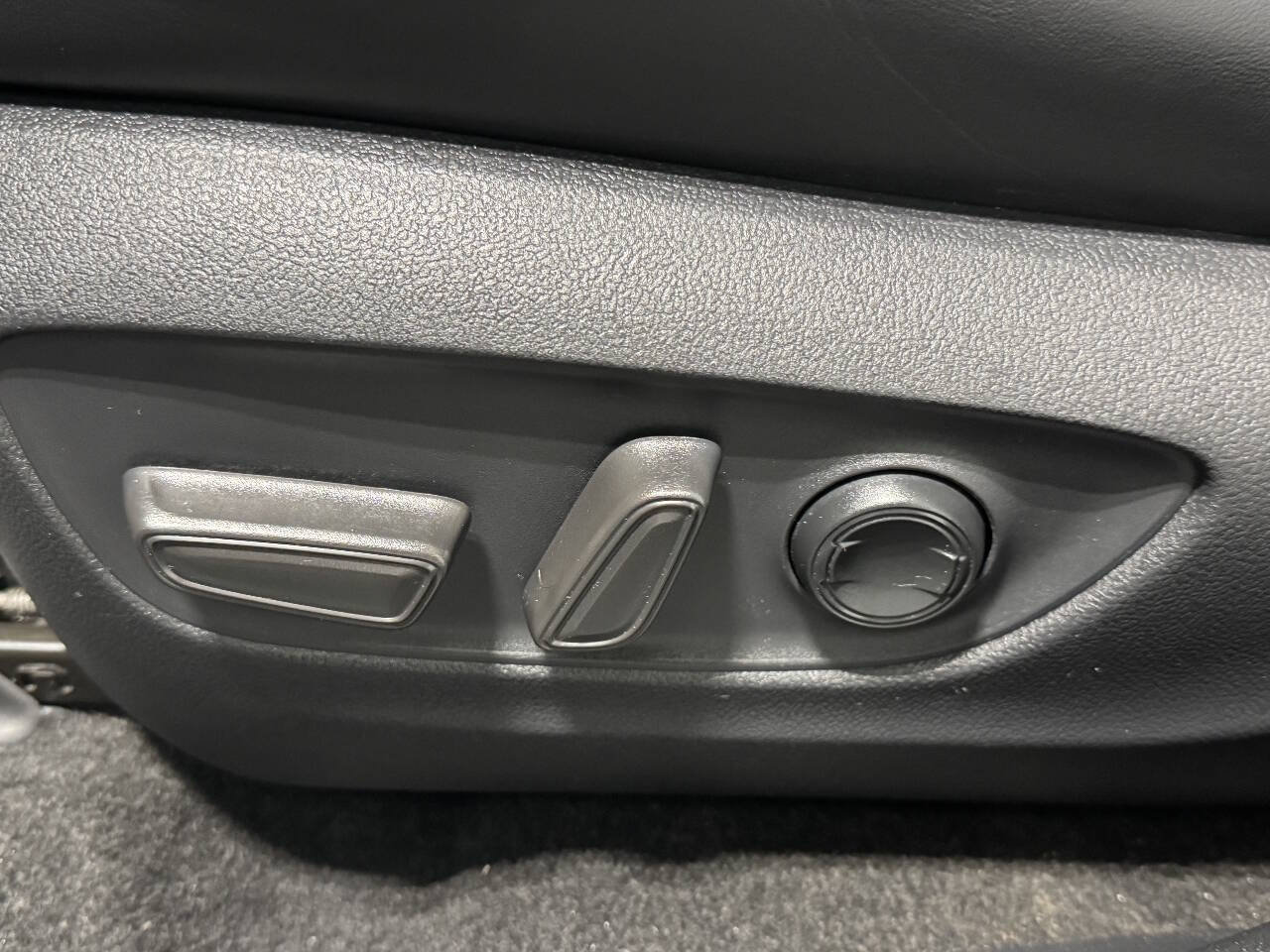 Used 2020 Toyota RAV4 Limited AWD/4WD image 12