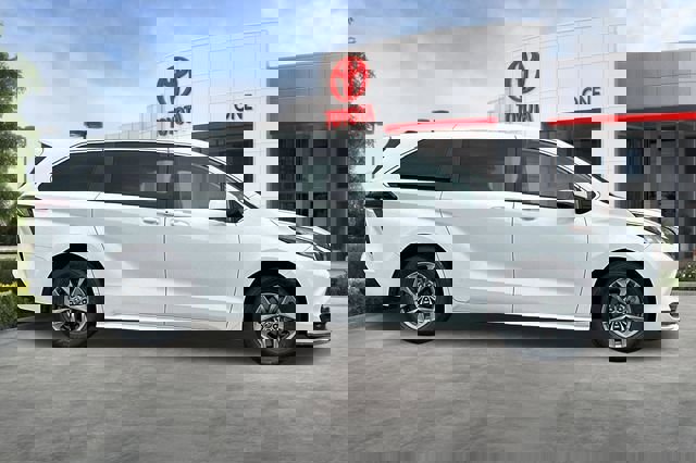 Used 2023 Toyota Sienna LE image 3