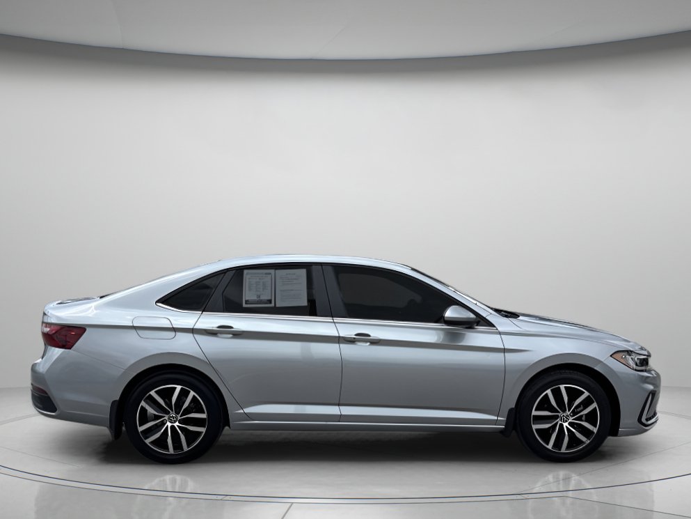 Used 2025 Volkswagen Jetta SE FWD image 2