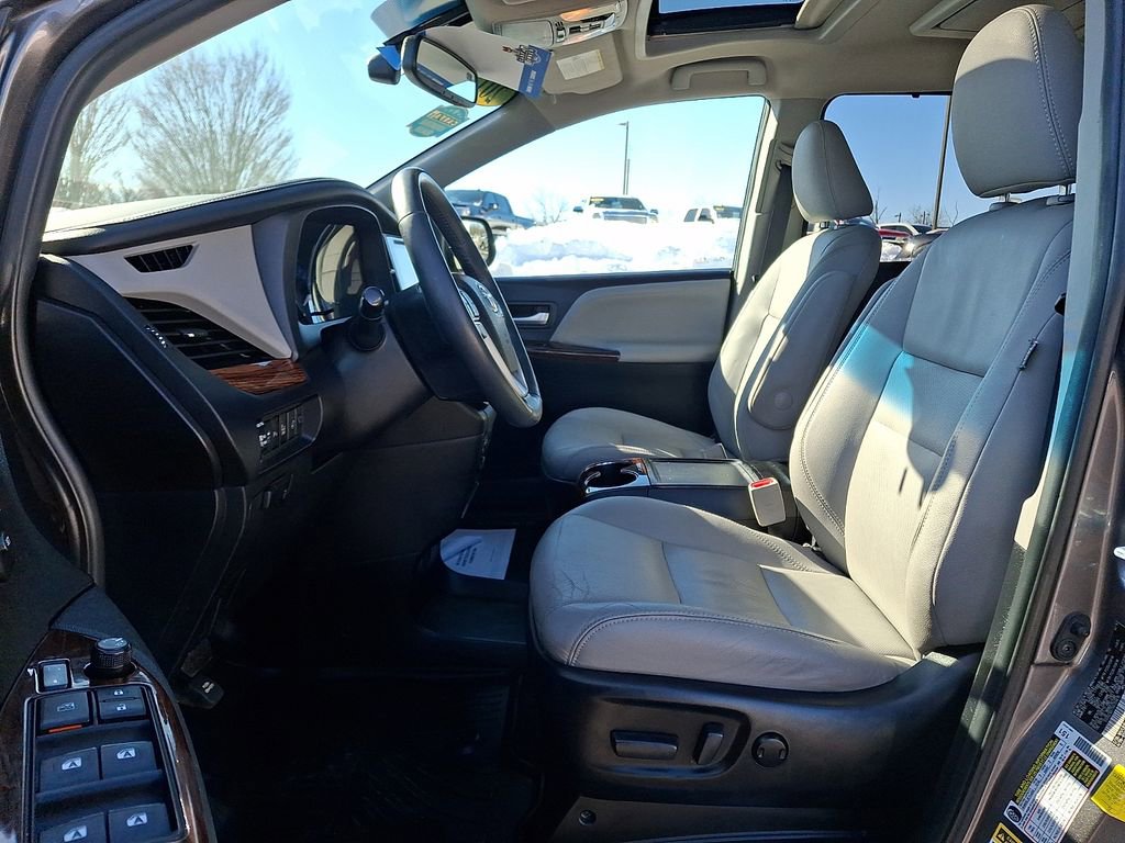 Used 2017 Toyota Sienna Limited image 16