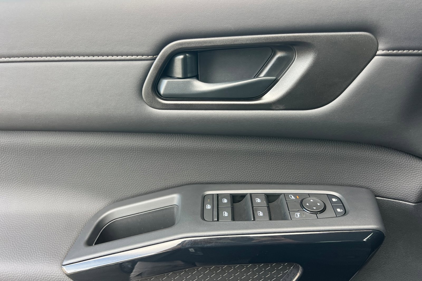 New 2025 Nissan Pathfinder SV image 12