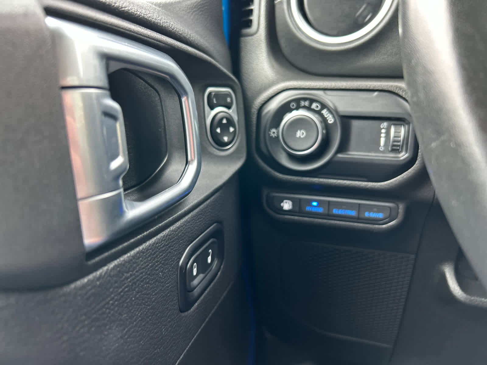 Used 2023 Jeep Wrangler Sahara w/ Cold Weather Group image 23