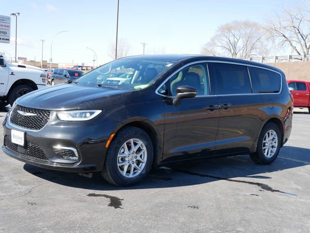 Used 2023 Chrysler Pacifica Touring-L image 2