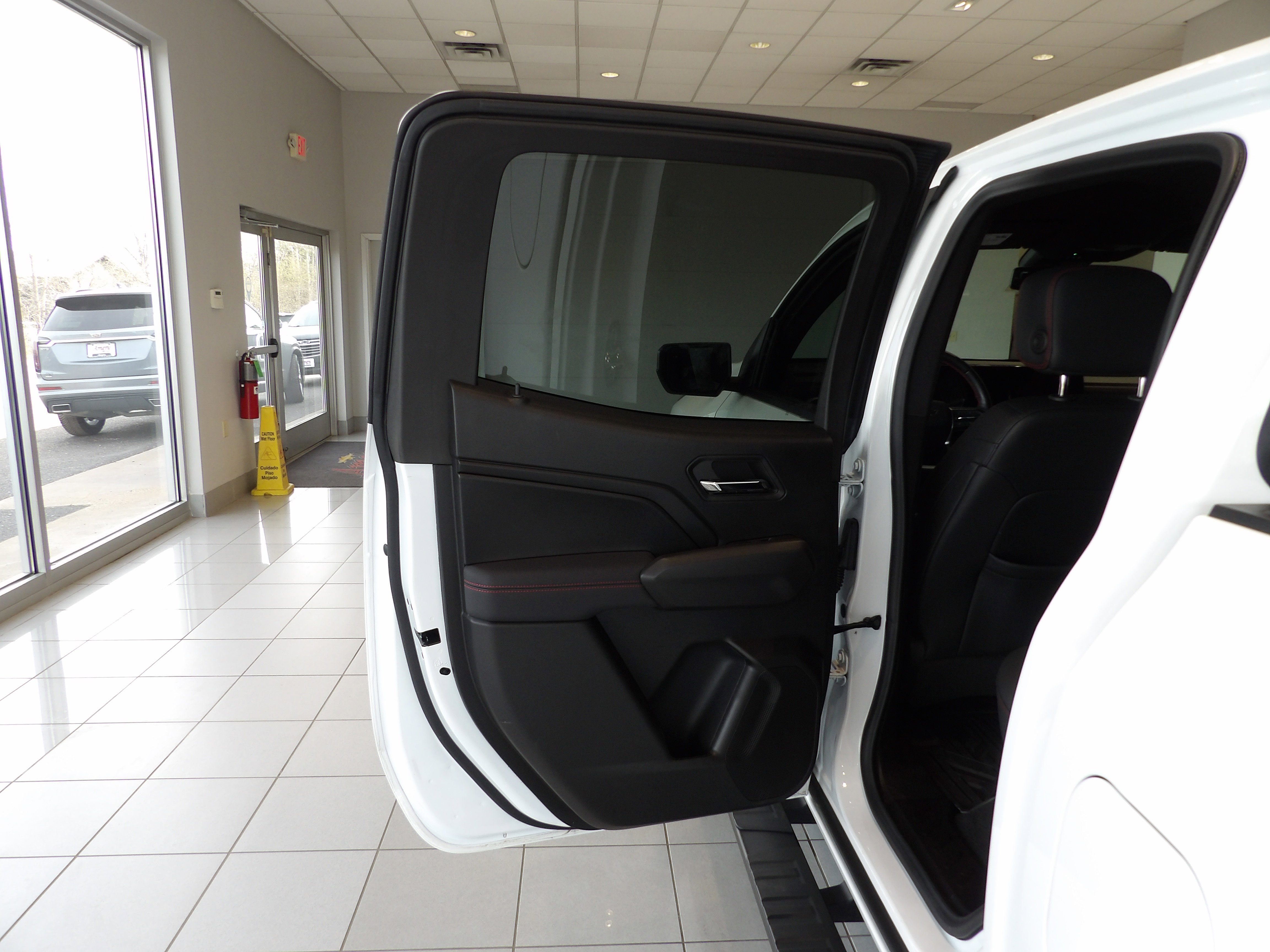 Used 2024 Chevrolet Colorado Z71 w/ Z71 Convenience Package 2 image 16