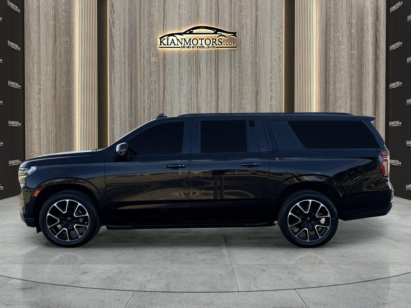 Used 2021 Chevrolet Suburban RST w/ Luxury Package AWD/4WD image 9