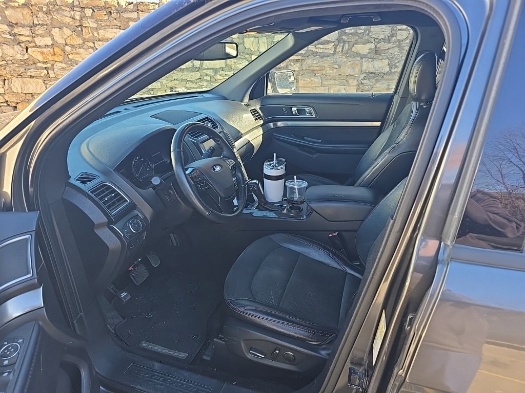 Used 2018 Ford Explorer XLT w/ Equipment Group 202A image 7