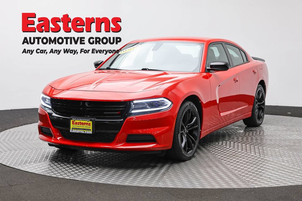 Used 2018 Dodge Charger SXT w/ Blacktop Package RWD image 2