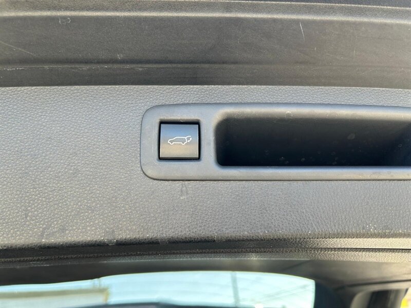 Used 2020 Toyota Highlander XLE AWD/4WD image 28