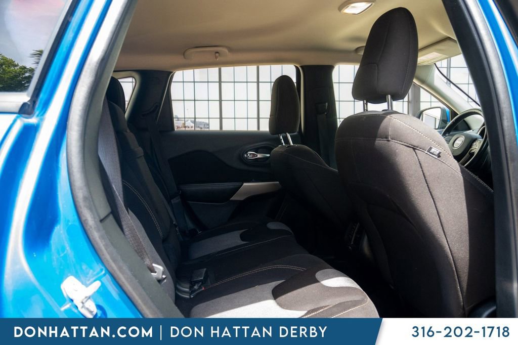 Used 2018 Jeep Cherokee Latitude w/ Altitude Package FWD image 19