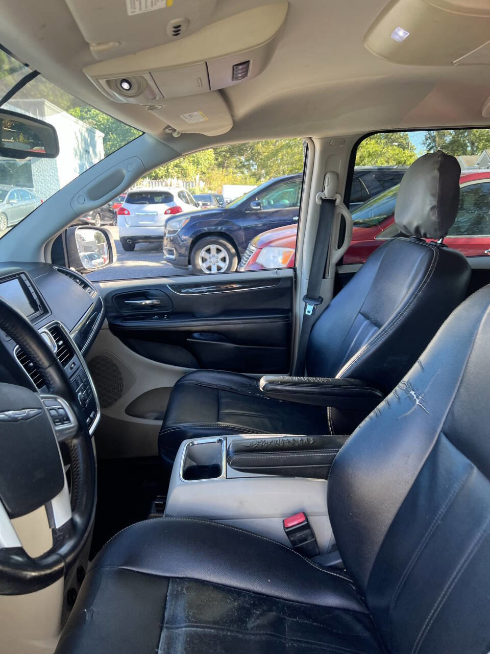 Used 2013 Chrysler Town & Country Touring image 14