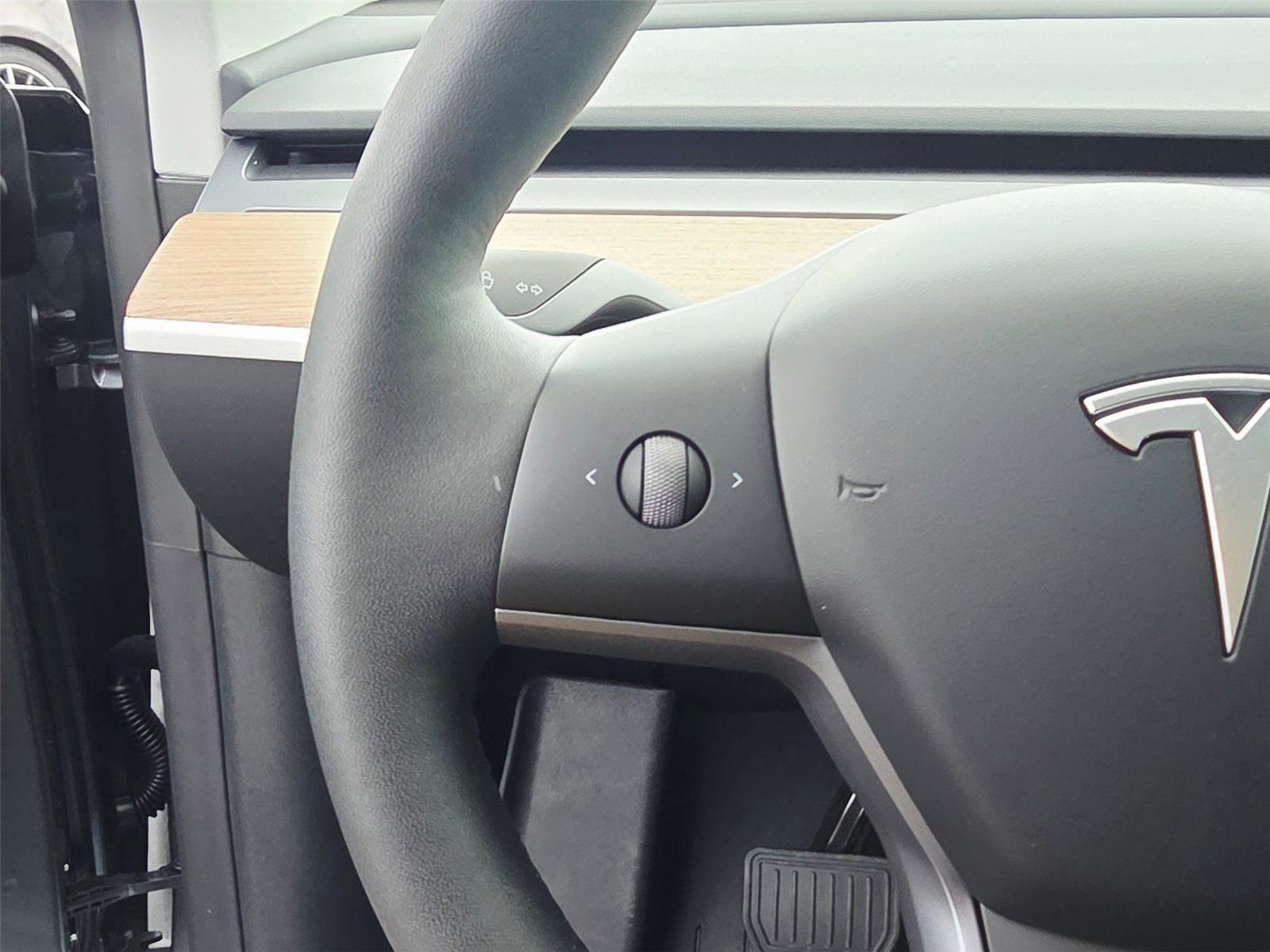 Used 2025 Tesla Model Y Long Range image 15