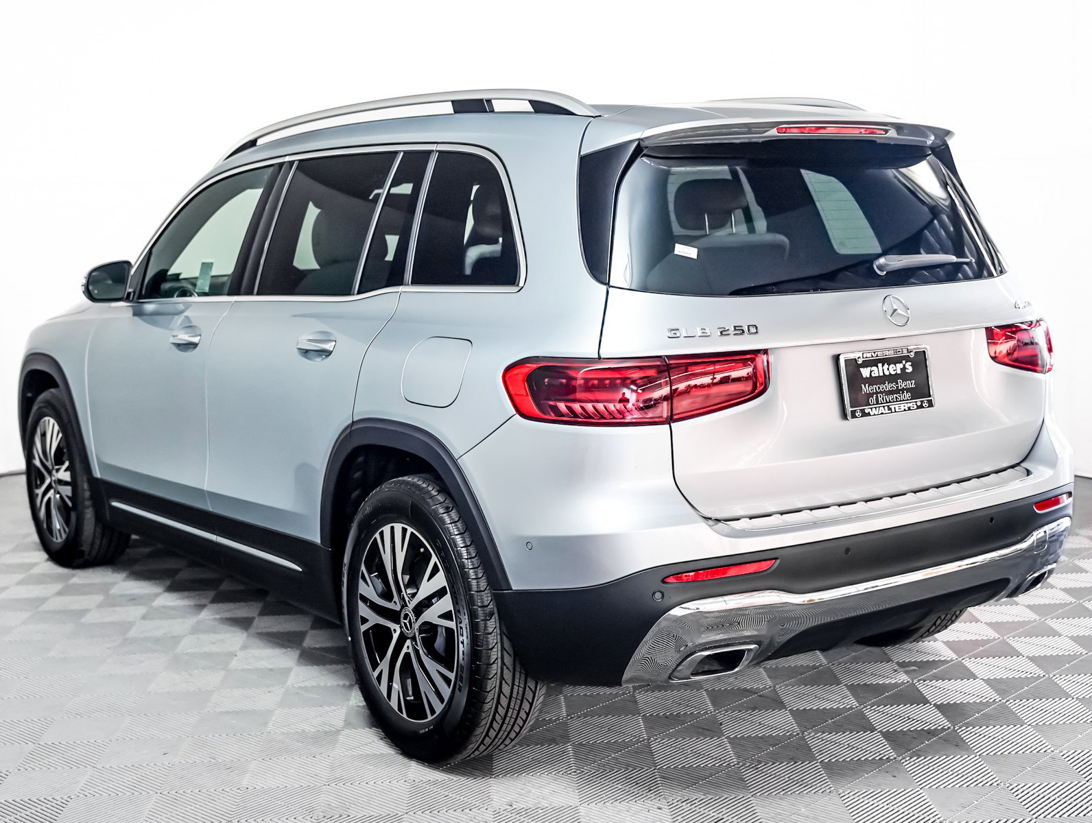 New 2025 Mercedes-Benz GLB 250 4MATIC image 2