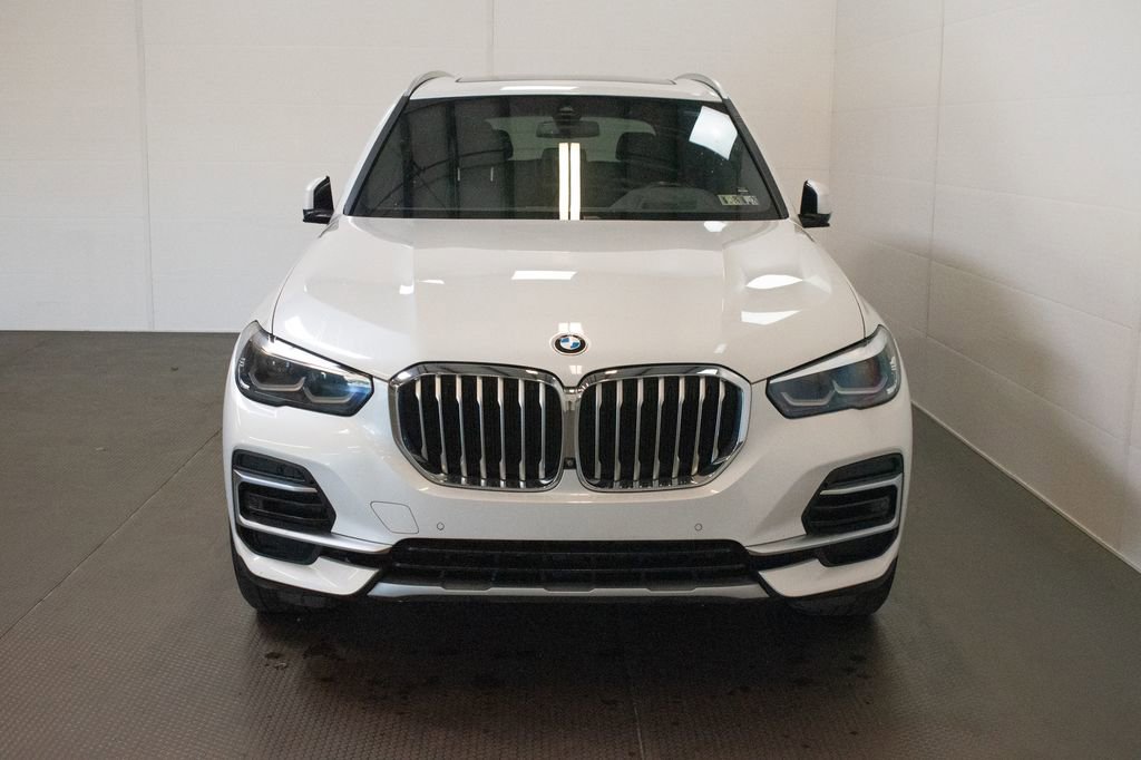 Certified 2022 BMW X5 xDrive40i w/ Premium Package AWD/4WD image 2