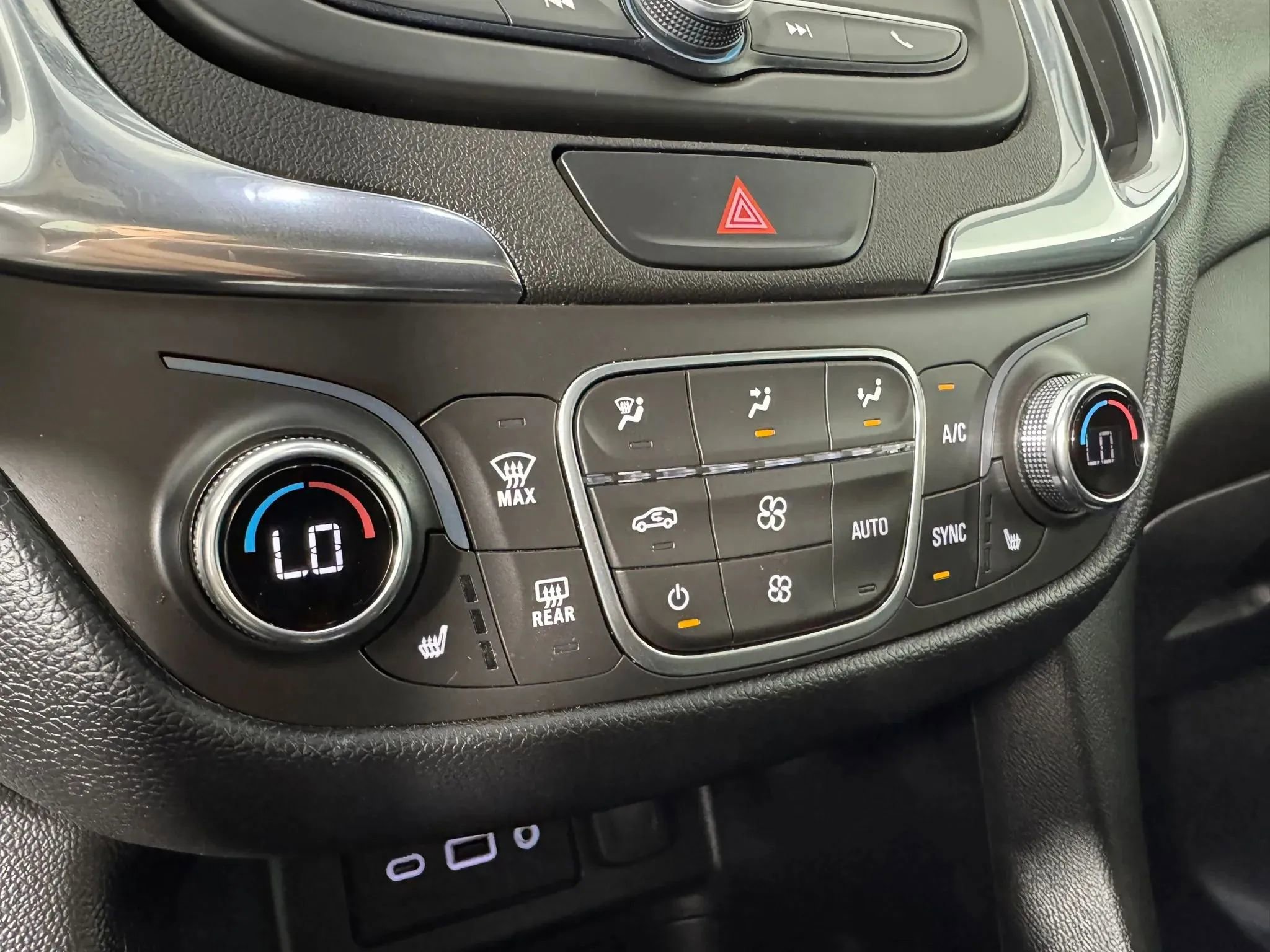 Used 2020 Chevrolet Equinox LT w/ Driver Convenience Package FWD image 21