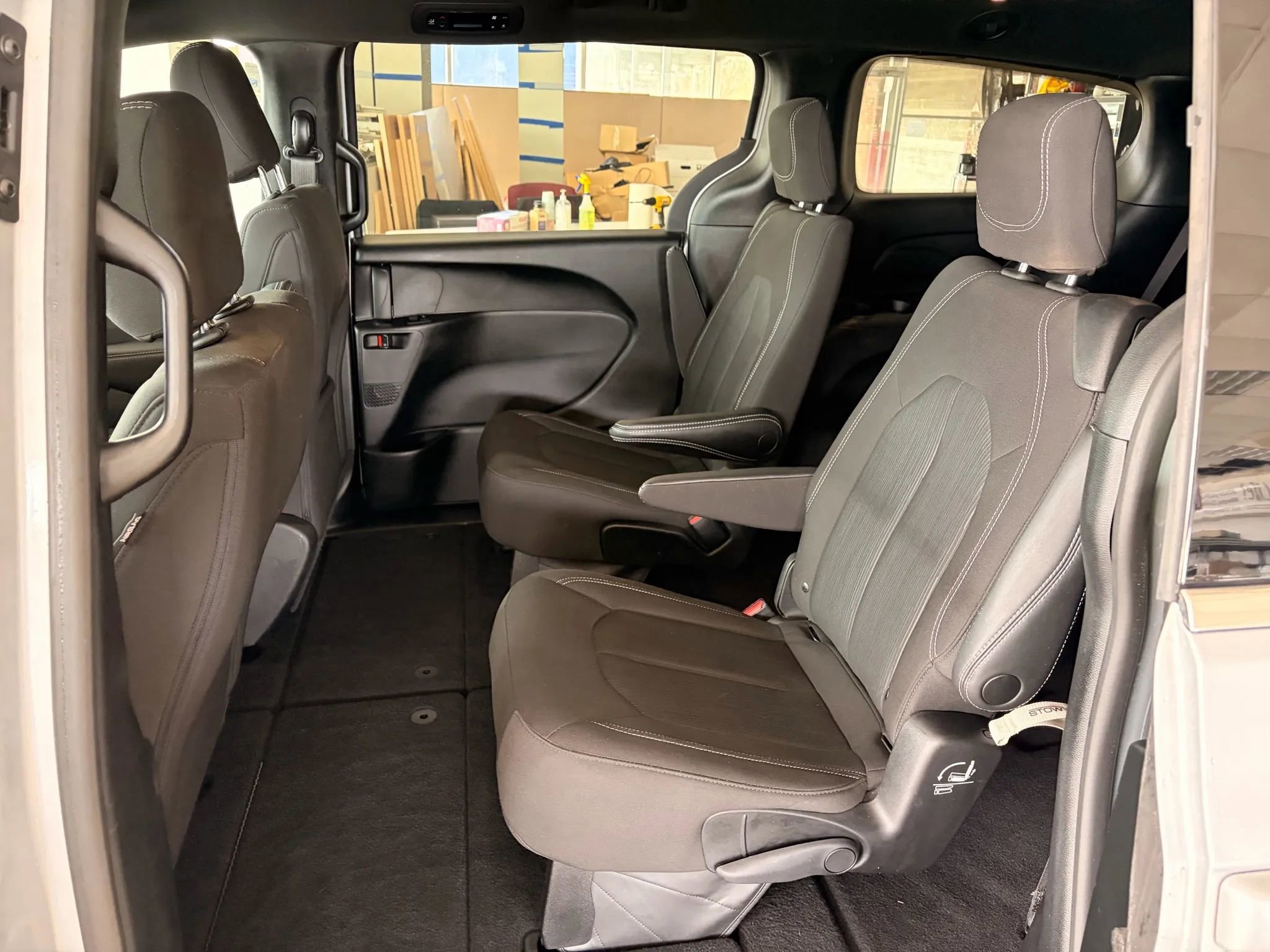 Used 2023 Chrysler Pacifica Touring image 12