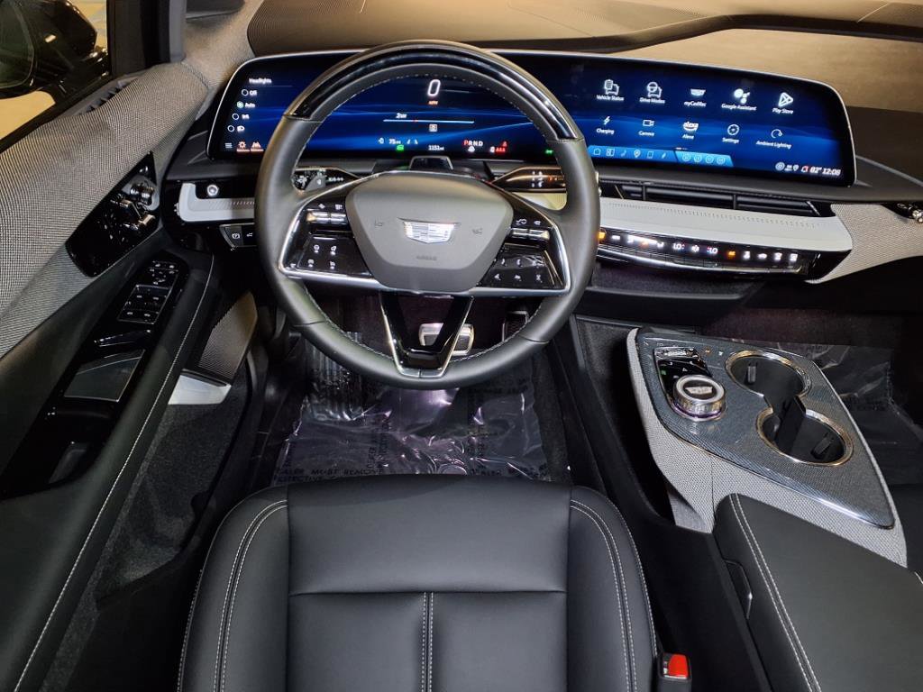 Used 2025 Cadillac Optiq Sport 1 w/ LPO, ONYX Package image 18