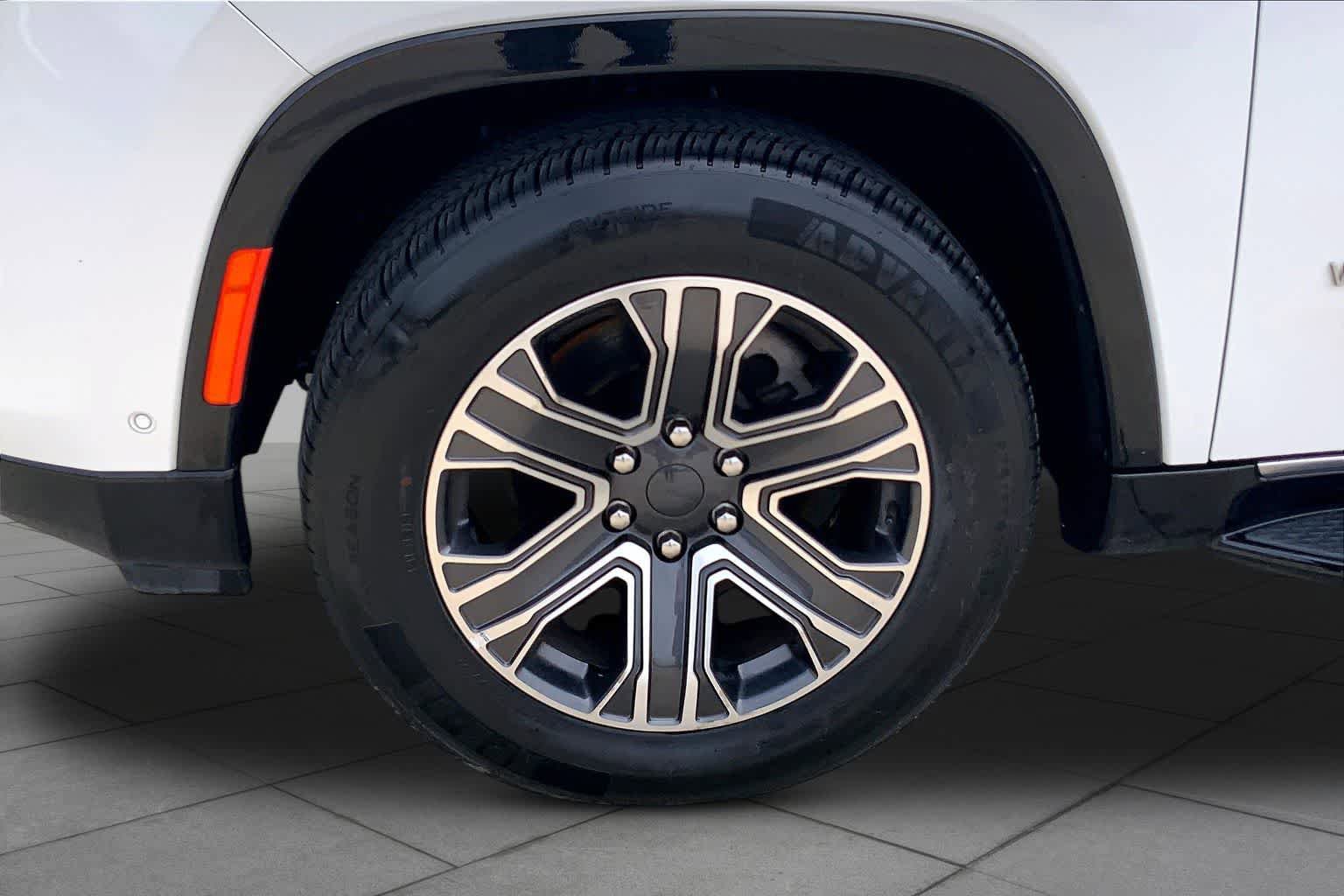 Used 2024 Jeep Wagoneer L Series II RWD image 11