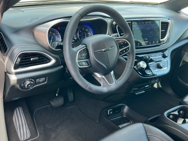 Used 2025 Chrysler Pacifica Select w/ Uconnect Theater Family Group AWD/4WD image 19