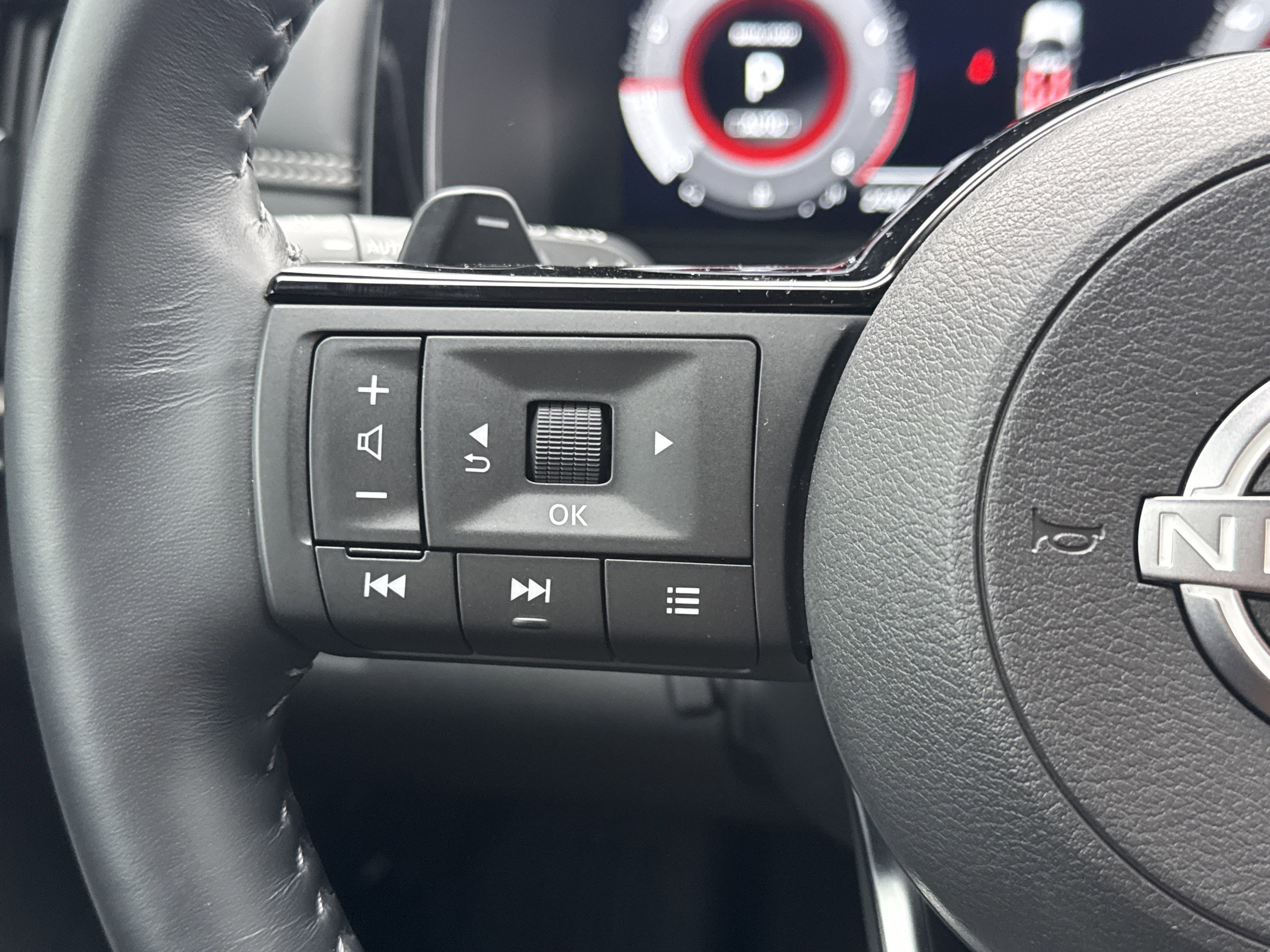 Used 2024 Nissan Pathfinder Platinum image 16