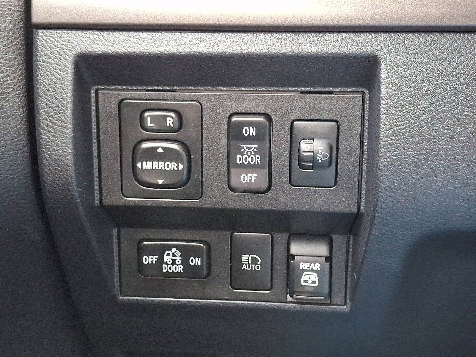 Used 2019 Toyota Tundra SR5 w/ SR5 Upgrade Package AWD/4WD image 25