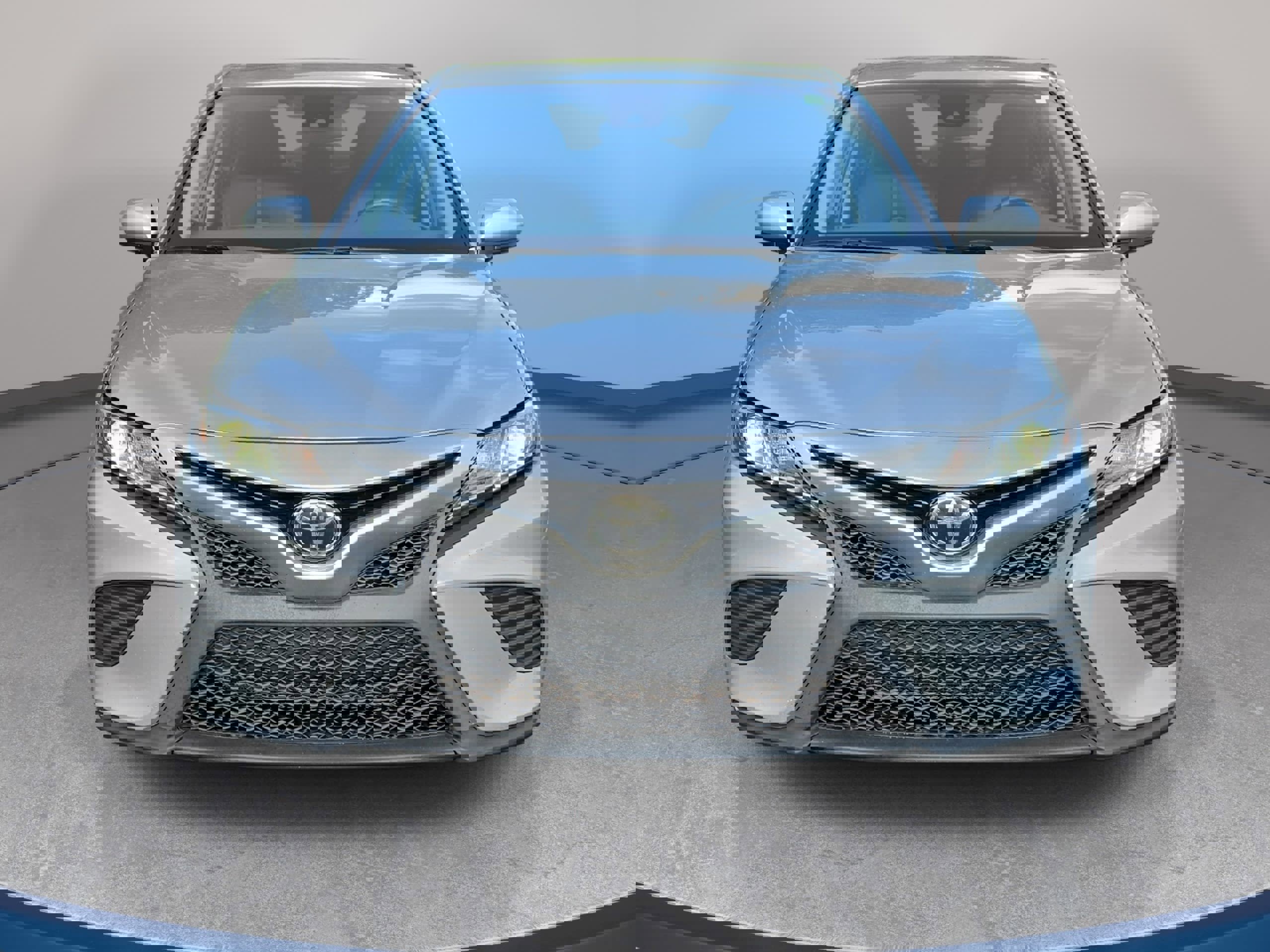 Used 2018 Toyota Camry SE FWD image 2