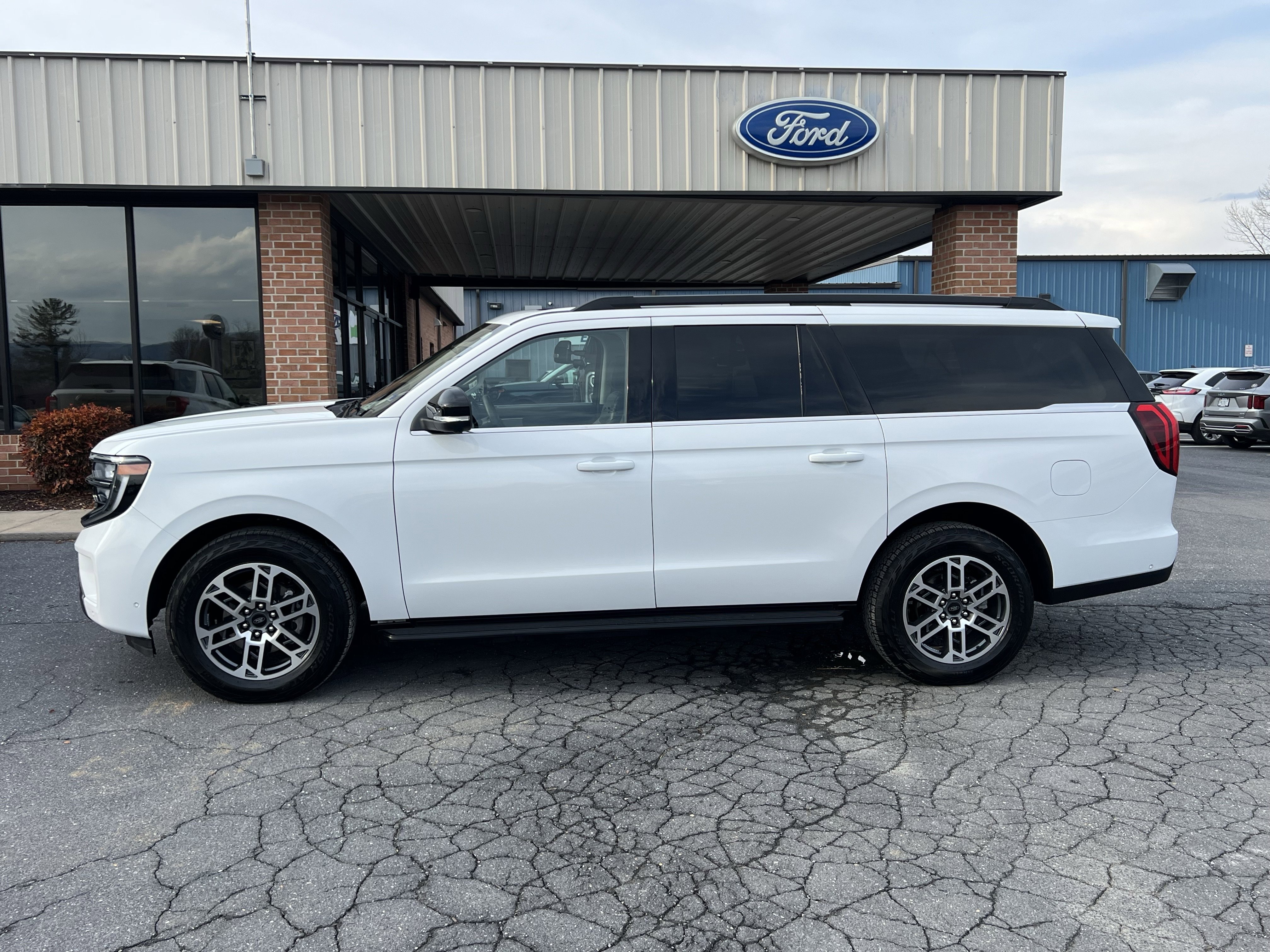 Used 2025 Ford Expedition Max Active AWD/4WD image 1